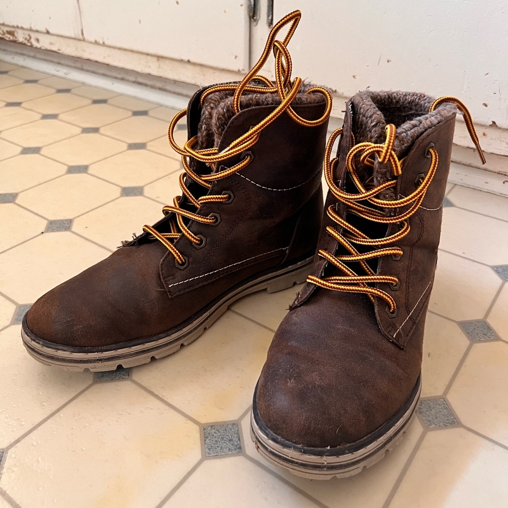 Cliffs by White Mountain Brown ankle boots size 8
